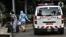 Ambulans yang membawa pasien OTG Covid-19 tiba di Graha Wisata TMII, Jakarta, Selasa (22/6/2021). Lonjakan kasus aktif Corona menyebabkan kapasitas kamar isolasi pasien OTG Covid-19 di Graha Wisata TMII telah terisi penuh usai pada hari ini tercatat kedatangan 6 pasien. (merdeka.com/Iqbal S Nugroho