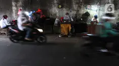 Penjahit vermak pakaian melayani pelanggan di kawasan Jatinegara, Jakarta, Selasa (29/9/2020). Pandemi Covid-19 berdampak pada sepinya pelanggan yang menjahitkan pakaian seperti biasanya. (merdeka.com/Imam Buhori)