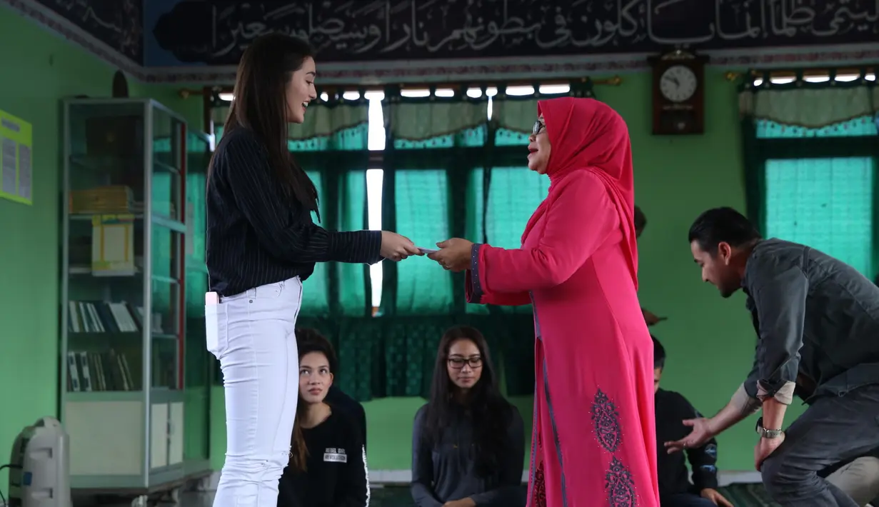 Meski begitu, dirinya harus tetap bangun pagi untuk melakukan kegiatan sosial dengan para pemain Anak Langit. (Nurwahyunan/Bintang.com)