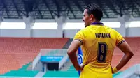 Ezra Walian mengaku kubu PSM takut dengan tendangan mautnya. (Bola.com/Gatot Sumitro)