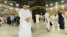 Berlatar belakang Ka'bah, terlihat raut bahagia yang terpancar dari wajah presenter dan desainer Ivan Gunawan. (Liputan6.com/IG/@ivan_gunawan)