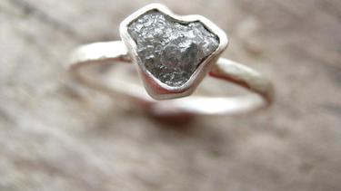 https www fimela com fashion style read 3789741 batu alam tak beraturan yang diubah jadi cincin cincin cantik