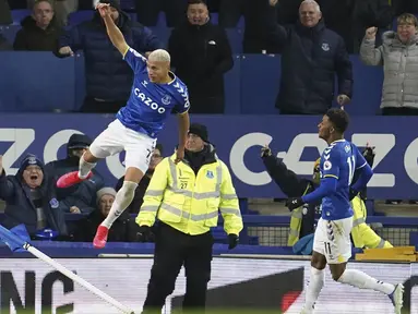 Pemain Everton Richarlison (kiri) merayakan setelah mencetak gol ke gawang Everton pada pertandingan Liga Inggris di Goodison Park, Liverpool, Inggris, 6 Desember 2021. Arsenal kalah 1-2. (AP Photo/Jon Super)