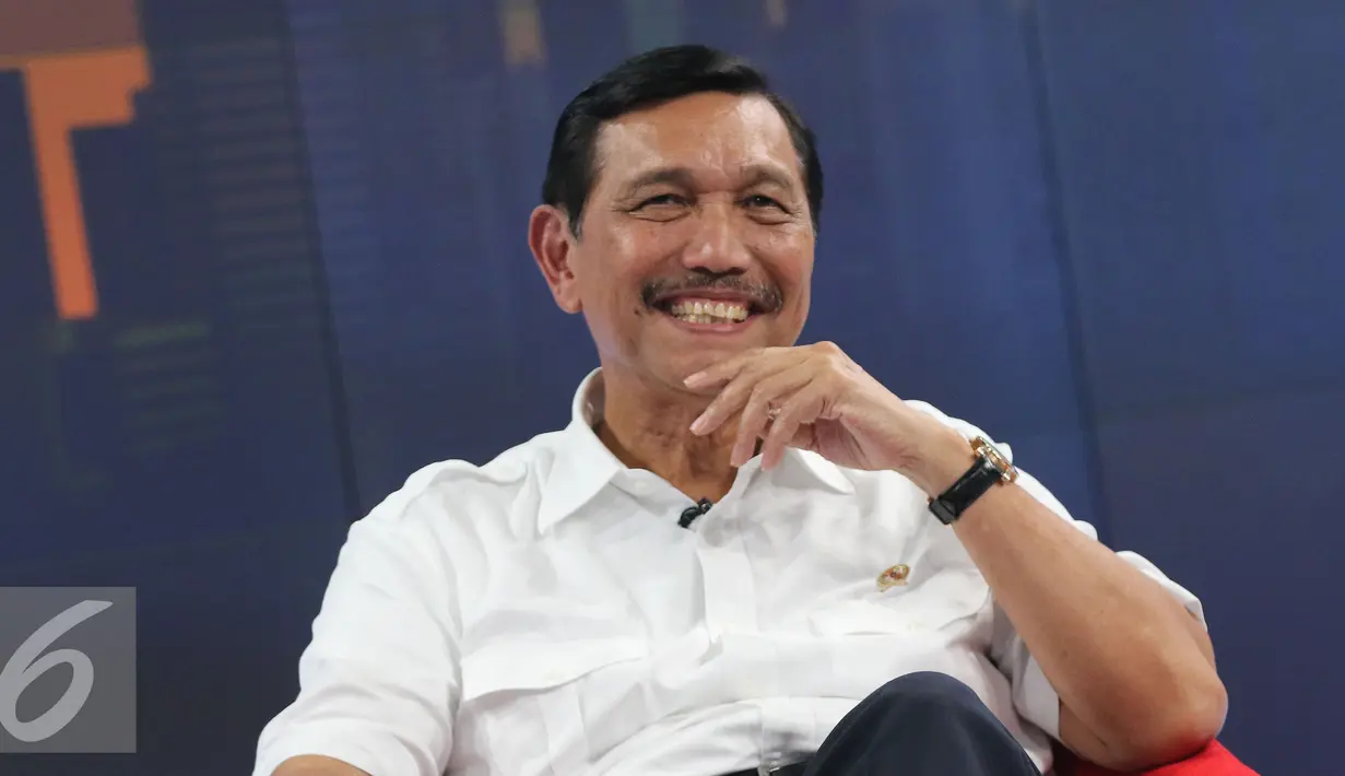 Menteri Koordinator Politik, Hukum dan Keamanan, Luhut Binsar Pandjaitan saat wawancara khusus di SCTV Tower, Jakarta, Selasa (17/5) Luhut berbagi cerita tentang masalah komunis, Poso dan pemilihan Ketua Partai Golkar. (Liputan6.com/Herman Zakharia)