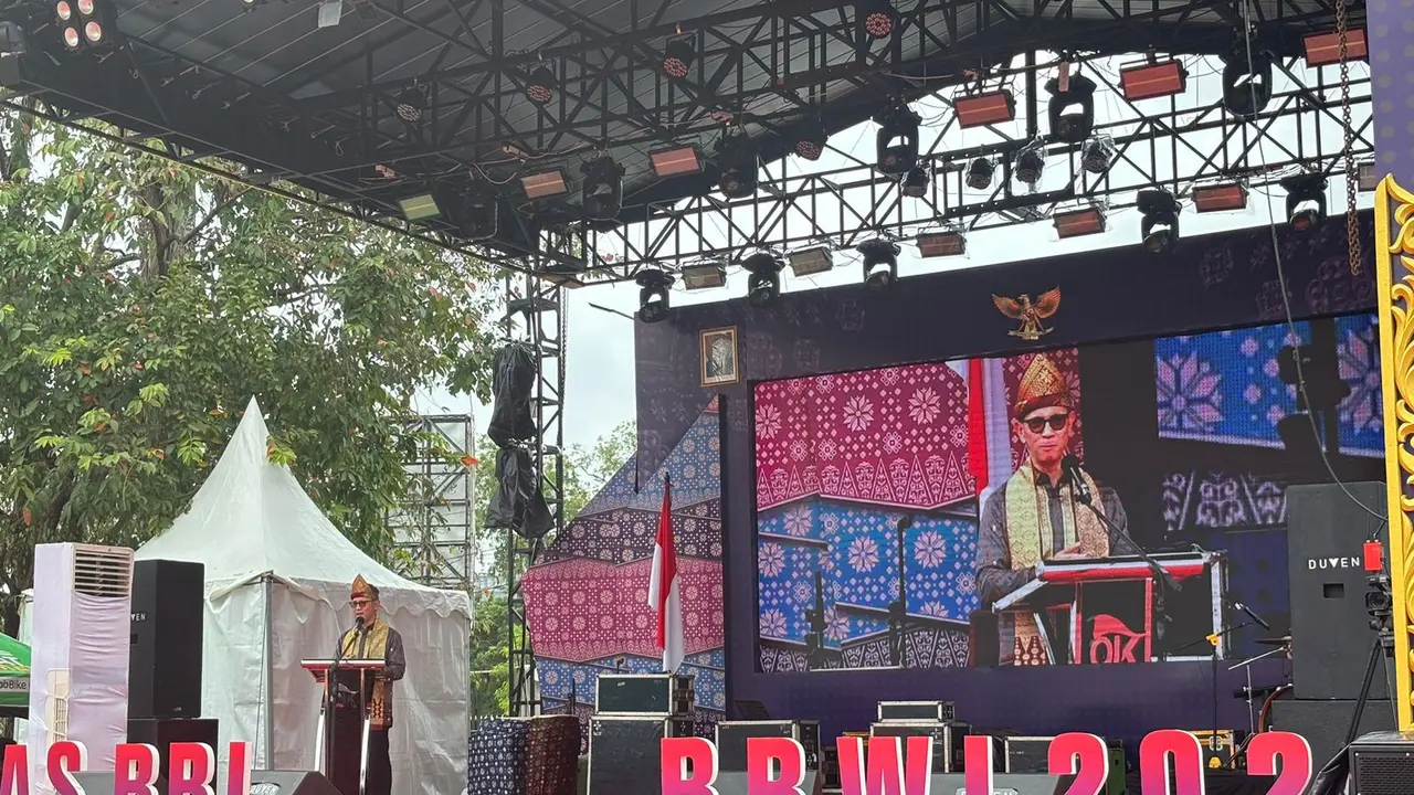 Ketua Dewan Komisioner Otoritas Jasa Keuangan (OJK) Mahendra Siregar