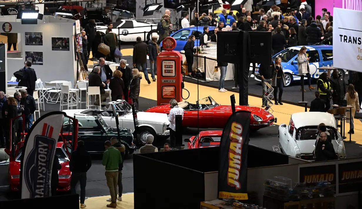 Suasana pameran mobil klasik internasional Retromobile edisi ke-47 di Paris Expo Porte de Versailles, Paris, Prancis, 31 Januari 2023. Retromobile yang berlangsung pada tanggal 1 hingga 5 Februari 2023 menawarkan kesempatan kepada pengunjung untuk menemukan kembali model dan koleksi mobil klasik. (Emmanuel DUNAND/AFP)