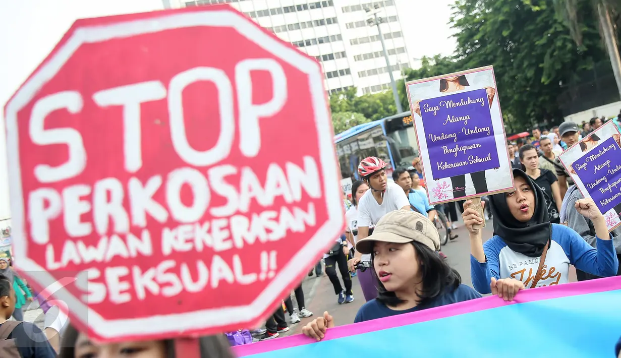 Sejumlah wanita menggelar aksi Stop Kekerasan Seksual saat Car Free Day di Bundaran HI, Jakarta, Minggu (6/12/2015). Mereka mengajak seluruh masyarakat untuk melawan kekerasan seksual (Liputan6.com/Faizal Fanani)