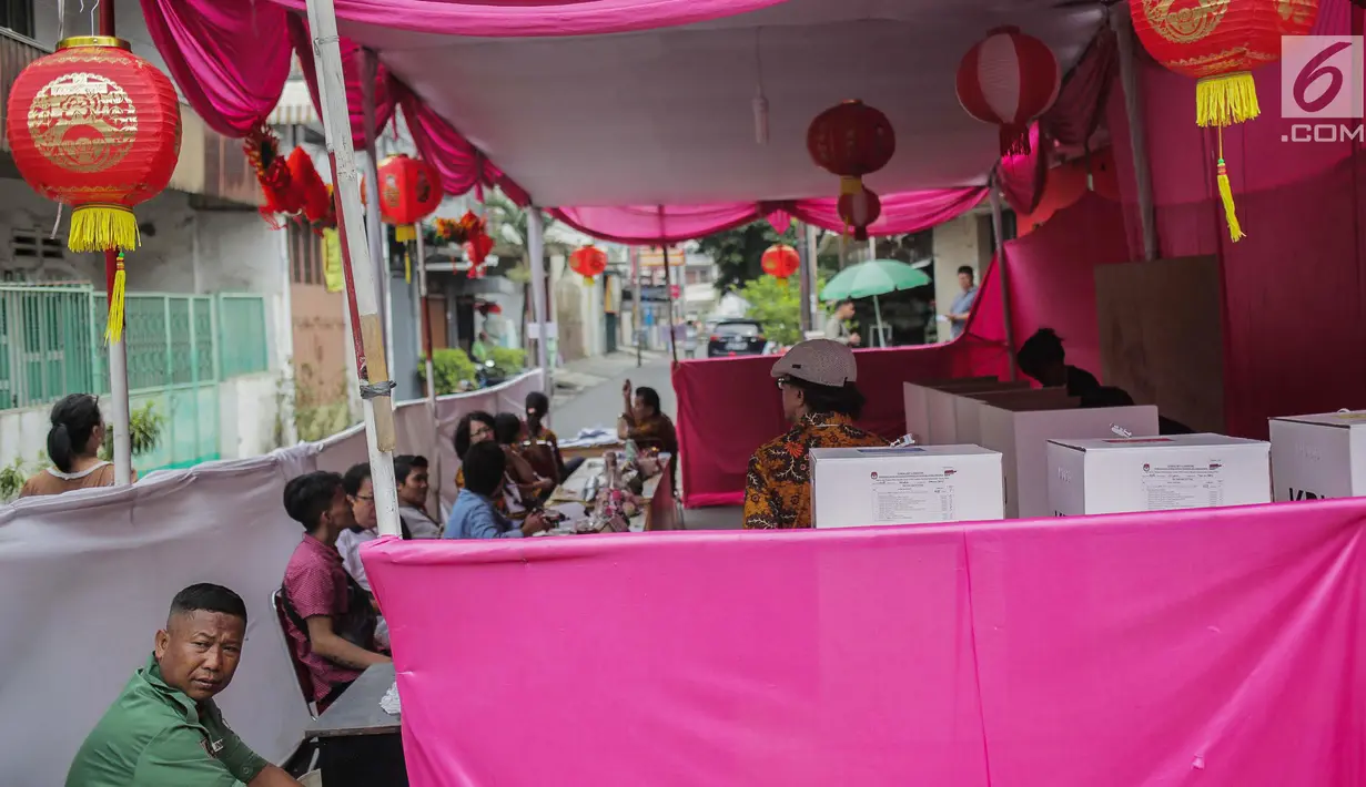 Suasana pencoblosan di TPS 08 Petak Sembilan, Glodok, Jakarta, Rabu (17/4). TPS 08 Petak Sembilan mengambil tema budaya Tionghoa untuk menarik minat pemilih dan menekan angka golput. (Liputan6.com/Faizal Fanani)