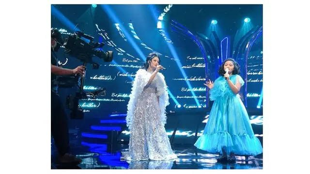 5 Gaya Krisdayanti saat di Atas Panggung, Selalu Tampil Memukau