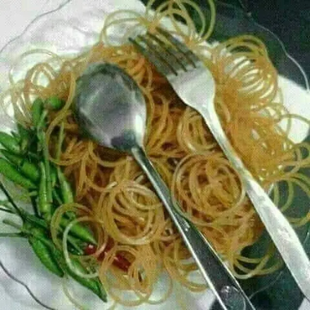 6 Imajinasi Makan Mi Goreng Padahal Karet Gelang Ini Bikin Tepuk Jidat