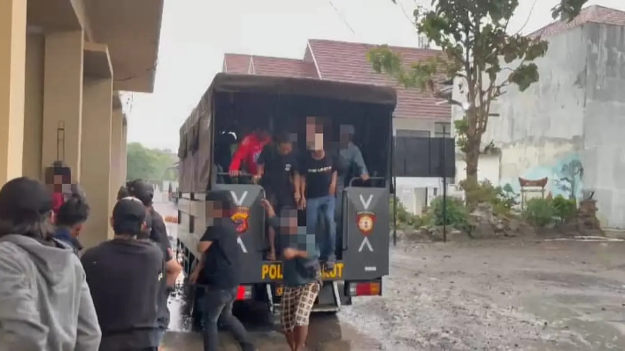 Dua pekan lebih menjelang pencoblosan Pilkada Garut 2024, Satuan Samapta Polres Garut, Jawa Barat kembali mengamankan puluhan preman ‘bang jago’ yang kerap meresahkan masyarakat. (Liputan6.com/Jayadi Supriadin)