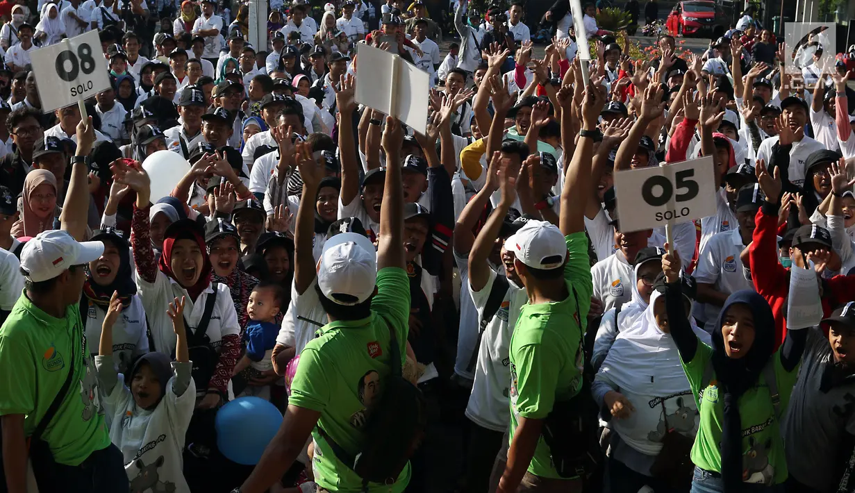Rombongan peserta Mudik Gratis Bareng Asabri menunggu pemberangkatan menuju Solo, di Jakarta, Jumat (31/5/2019). Asabri memberangkatkan 1.300 pemudik dengan tujuan empat kota di Pulau Jawa yakni, Semarang, Surabaya, Yogyakarta dan Solo. (Liputan6.com/Johan Tallo)