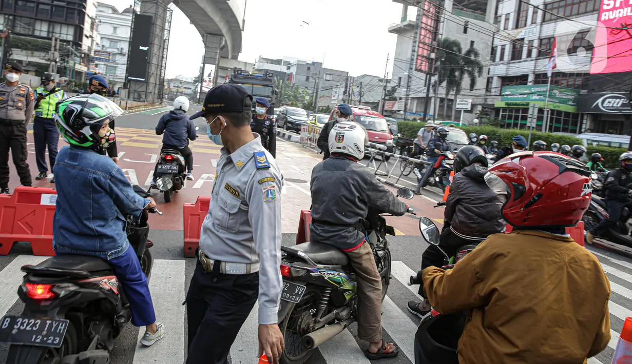 Pengendara berputar balik saat penyekatan ruas Jalan Simatupang mengarah ke Fatmawati, Jakarta, Sabtu (10/7/2021). Penambahan titik penyekatan jalan untuk mempertegas bahwa Jakarta masih masa PPKM Darurat. (Liputan6.com/Faizal Fanani)