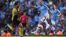 Bek Manchester City, Angelino, mengontrol bola saat melawan Watford pada laga Premier League di Stadion Etihad, Manchester, Sabtu (21/9). City menang 8-0 dari Watford. (AFP/Oli Scarff)