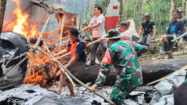 Sebanyak 21 personel tim evakuasi TNI diterjunkan melaksanakan pencarian, evakuasi korban, serta pengamanan area pesawat PT Pelita Air Service yang jatuh di Nunukan, Kalimantan Utara, Kamis (19/2/2026). (Dok TNI)