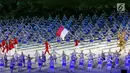 Atlet kontingen Indonesia memasuki stadion pada pembukaan Asian Games 2018 di Stadion Utama Gelora Bung Karno (SUGBK), Jakarta, Sabtu (18/8). Atlet renang I Gede Siman Sudartawa dipercaya menjadi pembawa bendera Merah Putih. (Liputan6.com/Ferbian Pradolo)