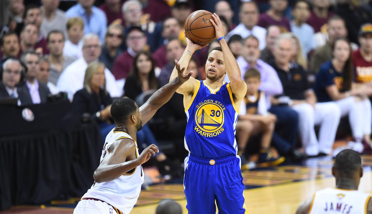 Guard Warriors, Stephen Curry #30 mencoba melakukan tembakan melewati center Cavaliers, Tristan Thompson #13 pada game ke-3 NBA Finals di Quicken Loans Arena, (9/6/2016) WIB. (Mandatory Credit: David Richard-USA TODAY Sports)