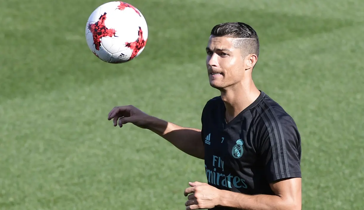 Bintang Real Madrid, Cristiano Ronaldo ikut berlatih bersama timnya di Real Madrid sport city, (15/8/2017). Real Madrid akan melawan Barcelona pada leg kedua Piala Super Spanyol. (AFP/Javier Soriano)