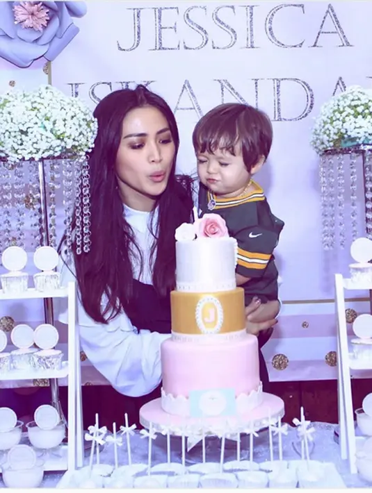 Pada perayaan ulang tahun kali ini, Jessica Iskandar memilih merayakan bersama dengan anak-anak panti asuhan. Meski tidak dipersiapkan jauh-jauh hari, acara berlangsung sukses dan meriah. (Instagram/inijedar)