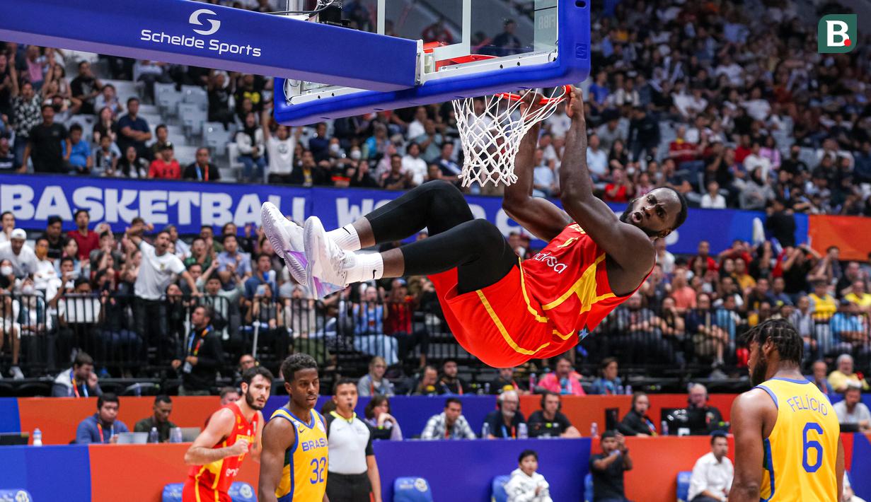 Pebasket Brasil, Usman Garuba melakukan selebrasi setelah melakukan slam dunk pada laga kedua Grup G Piala Dunia FIBA 2023 melawan Brasil di Indonesia Arena, Senayan, Jakarta, Senin (28/08/2023). Spanyol menang atas Brasil dengan skor 96-78. (Bola.com/Bagaskara Lazuardi)