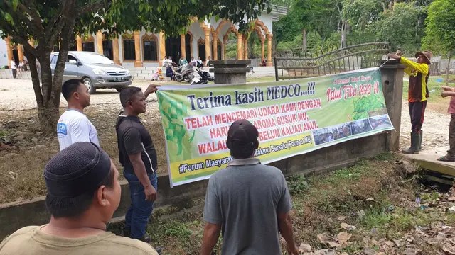 Spanduk Ucapan Selamat Lebaran Membalas Bau Tak Sedap yang Menyengat