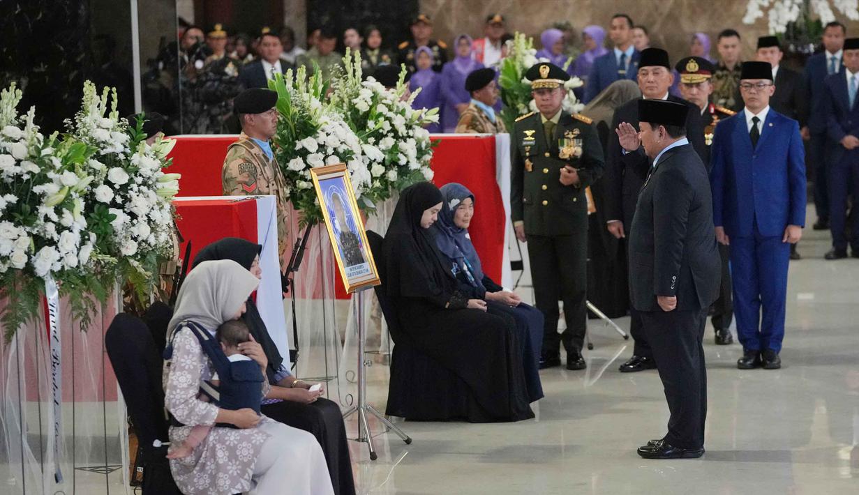 Presiden Republik Indonesia, Prabowo Subianto (kedua dari kanan) memberi hormat saat menghadiri upacara penghormatan militer kepada jenazah personel pasukan penjaga perdamaian yang tergabung dalam United Nations Interim Force in Lebanon (UNIFIL) setibanya di Bandara Internasional Soekarno-Hatta, Tangerang, Banten, Sabtu, 4 April 2026. Tiga jenazah prajurit Tentara Nasional Indonesia (TNI) yang tergabung dalam Kontingen Garuda untuk United Nations Interim Force in Lebanon (UNIFIL) tiba di Bandara Internasional Soekarno-Hatta, Tangerang, Banten, Sabtu 4 April 2026 sore, sekitar pukul 18.00 WIB. (AP Photo/Achmad Ibrahim)
