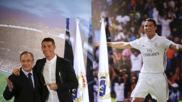 Bintang Real Madrid Cristiano Ronaldo dan Presiden Florentino Perez (REUTERS/Susana Vera)