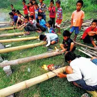 Siapa yang waktu kecil pernah mainan meriam bambu? Ngacuuung!