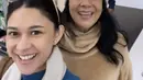 Nana tampil dengan jaket halter neck biru, dipadukan syal putihnya. Sedangkan Lydia mengenakan jaket turtleneck coklat lengkap dengan bennie. (@nanamirdad_)