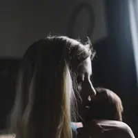 Baby blues memengaruhi suasana hati dan perasaan negatif ibu. (Foto: Unsplash/Jenna Norman)