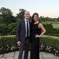 Baru-baru ini kedekatan Raline Shah dengan miliarder Brian Amstrong menarik perhatian. Unggah foto untuk tepis kabar pernah menikah, Raline Shah tampak elegan dengan dress hitamnya. @ralineshah].