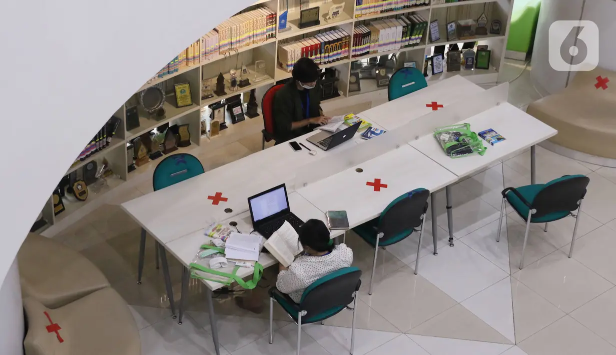 Pengunjung membaca buku di Perpustakaan Nasional (Perpusnas), Jakarta, Kamis (10/6/2020). Perpusnas membuka kembali membuka pelayanan mulai Kamis ini, 11 Juni 2020, dengan menyiapkan protokol kesehatan setelah beberapa bulan tutup akibat COVID-19. (Liputan6.com/Angga Yuniar)