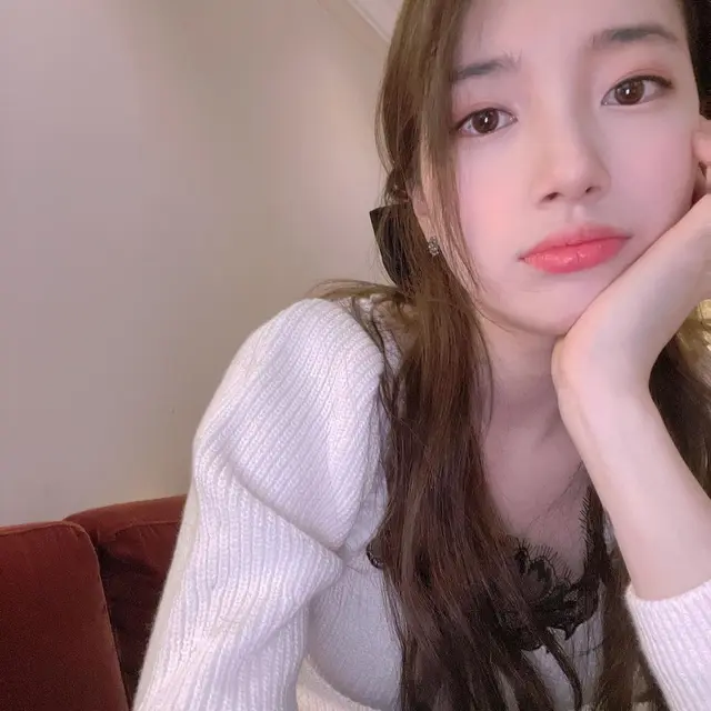 Potret Bae Suzy Pamer Wajah Manis Sambil Menopang