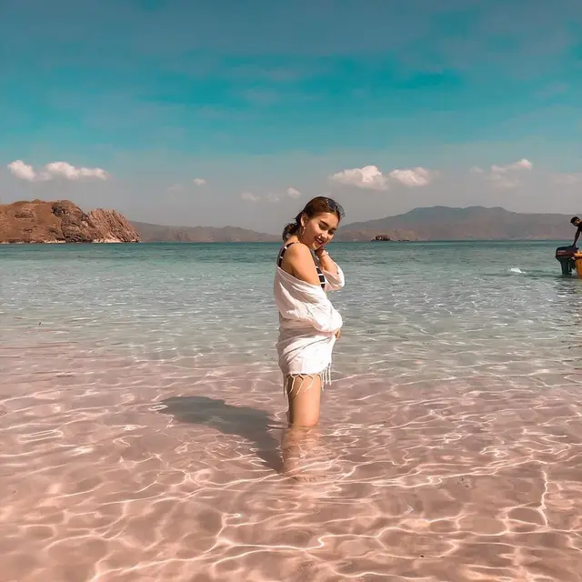 7 Potret Gaya Ayu Ting Ting Saat Liburan Ke Labuan Bajo