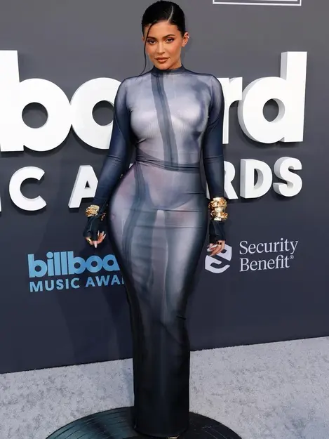 Dukung Travis Scott, Gaya Kylie Jenner Pakai ‘Naked’ Dress di Billboard Music Awards 2022 Disorot