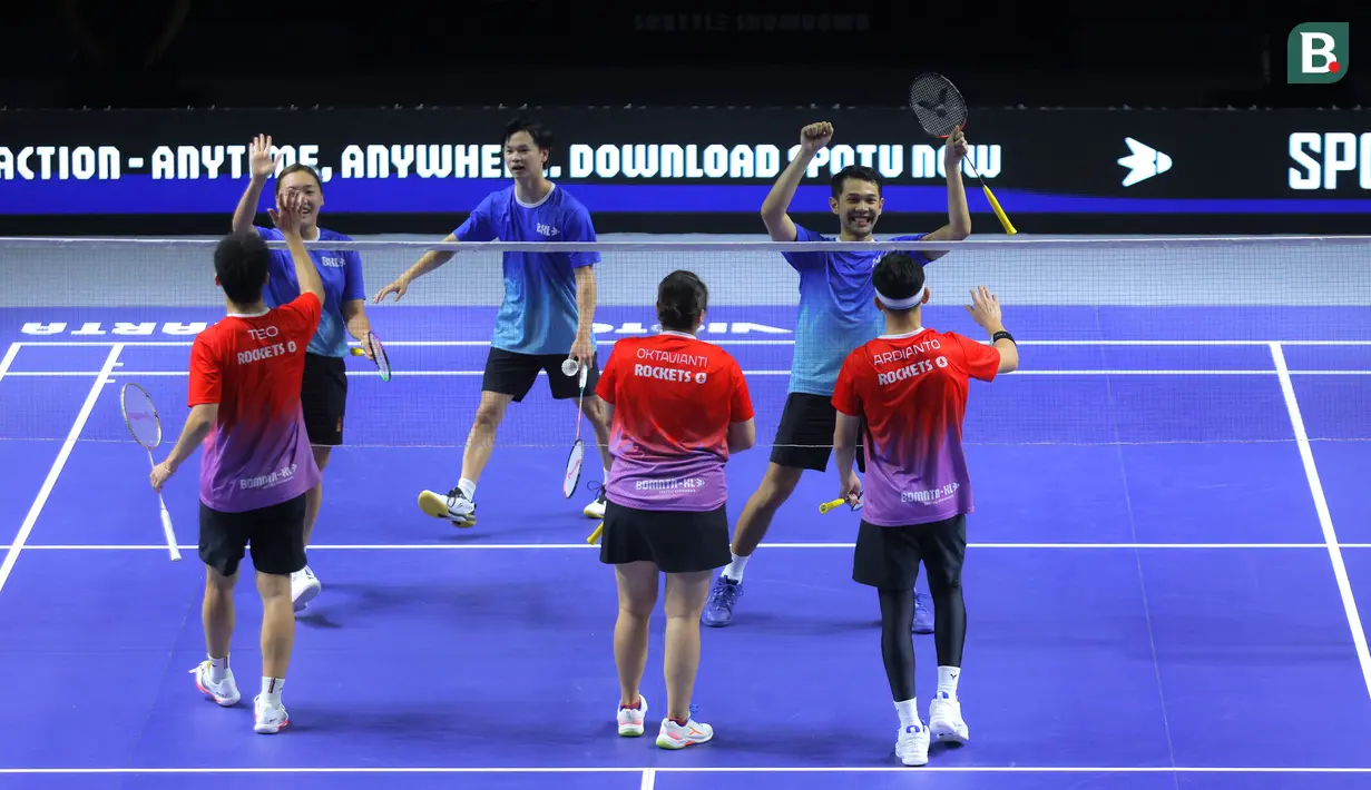 Tim Lightning merayakan kemenangan atas tim Rokcets dalam laga pertama 3v3 Badminton XL 2025 di Istora Senayan, Jakarta, Sabtu (04/10/2025). (Bola.com/Bagaskara Lazuardi)