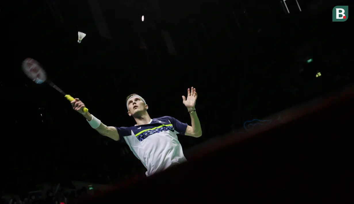 Pebulu tangkis tunggal putra Denmark, Viktor Axelsen saat bertanding melawan pebulu tangkis tunggal putra China, Zhao Jun Peng pada babak final Indonesia Open 2022 di Istora Senayan, Jakarta, Minggu (19/06/2022). (Bola.com/Bagaskara Lazuardi)