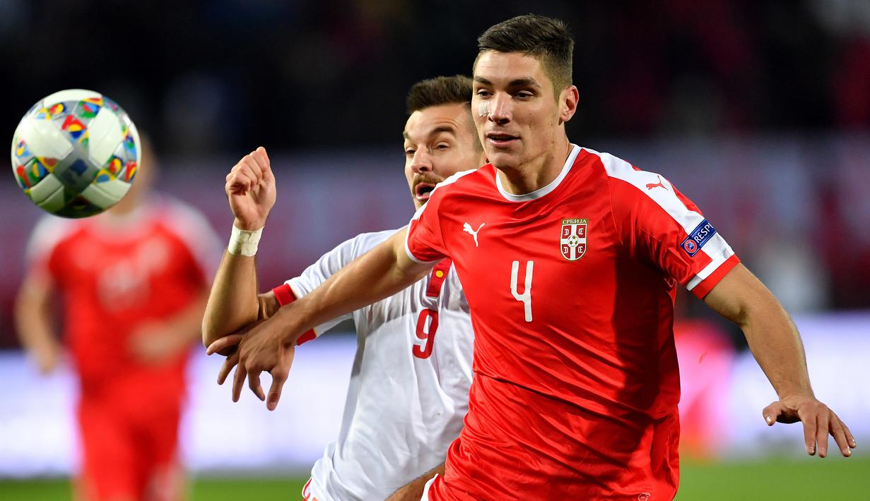 7. Nikola Milenkovic (Fiorentina) - Lihai membaca bola-bola lawan terutama umpan lambung menjadi salah satu kelebihan bek asal Serbia tersebut. Sejak era Jose Mourinho, Manchester United sudah tertarik untuk mendatangkan bek tengah 21 tahun itu. (AFP/Andrej Isakovic)