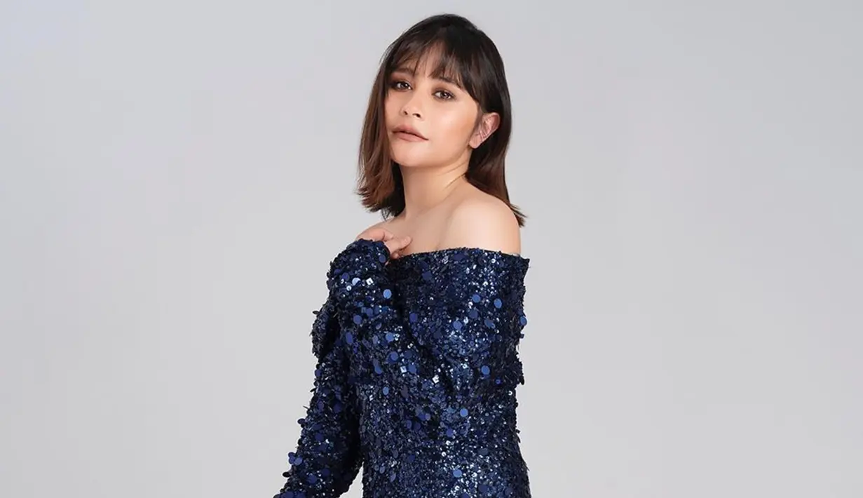 Sebelumnya memotong rambutnya hingga sebahu, Prilly juga jadi sorotan karena tampil menggunakan poni depan. Ia juga beberapa kali mengunggah foto dengan rambut sebahu di akun Instagram pribadinya. (Liputan6.com/IG/@prillylatuconsina96)