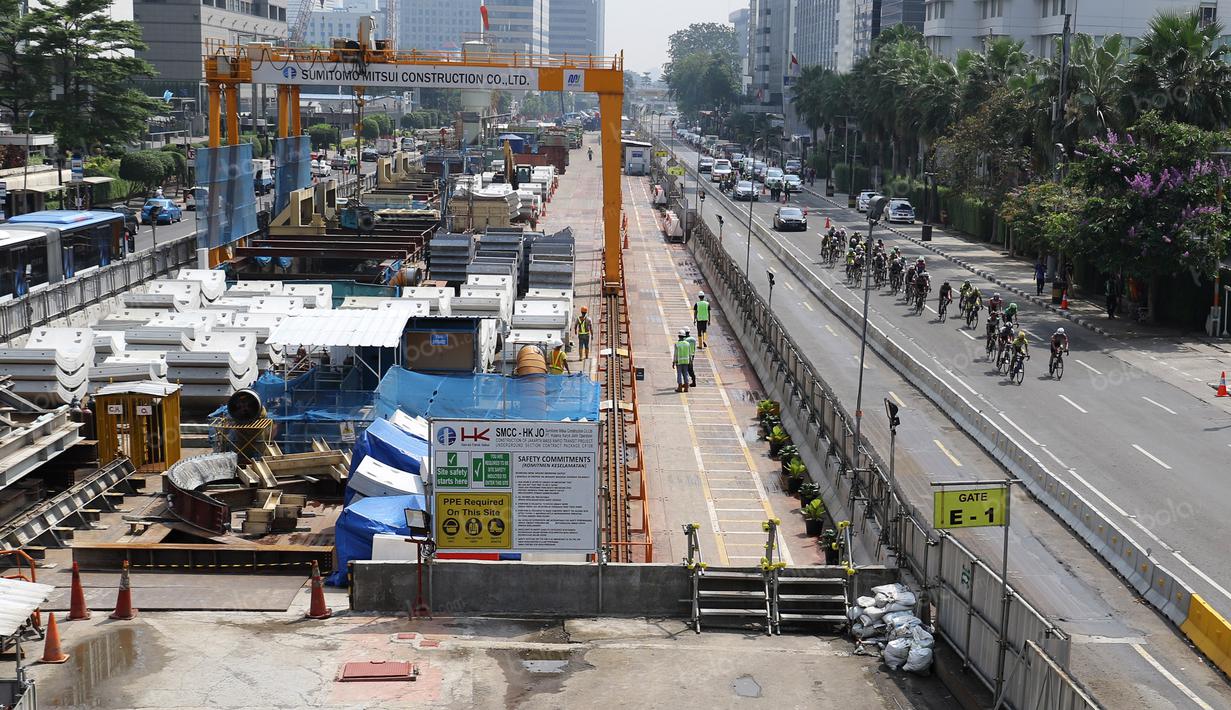 Pebalap saat melewati pembangunan MRT  pada ajang Tour de Jakarta di Bundaran Hotel Indonesia, Jakarta, Sabtu (30/7/2016). (Bola.com/Nicklas Hanoatubun)