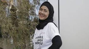 Ria Irawan menggunakan hijab
