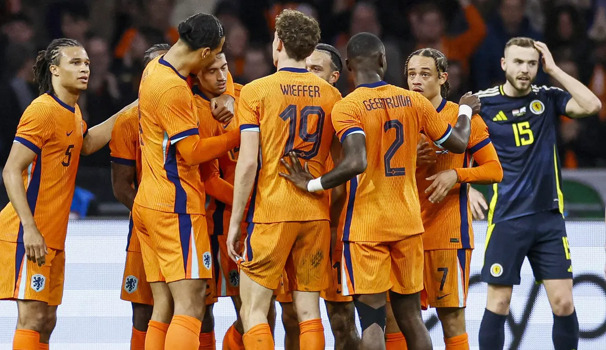 Para pemain Belanda merayakan gol yang dicetak oleh Tijjani Reijnders ke gawang Skotlandia pada laga persahabatan di Johan Cruijff Arena, Sabtu (23/3/2024). Tijjani Reijnders saat ini bermain untuk klub Serie A, AC Milan.  (AFP/Koen van Weel)