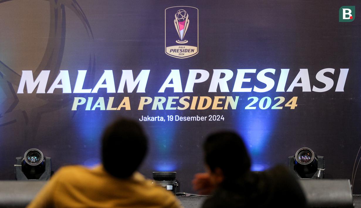 <p>Ketua umum PSSI, Erick Thohir (kanan) berbincang dengan Ketua Steering Committee Piala Presiden 2024, Maruarar Sirait (kanan) saat menghadiri acara Malam Apresiasi Piala Presiden 2024 yang berlangsung di SCTV Tower, Senayan, Kamis (19/12/2024). (Bola.com/Bagaskara Lazuardi)</p>