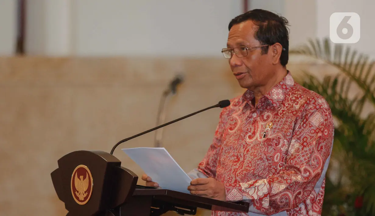 Menko Polhukam Mahfud Md memberikan paparan kepada para peserta Rapat Koordinasi Nasional Kebakaran Hutan dan Lahan 2020 di Istana Negara, Jakarta, Kamis (6/2/2020). Mahfud Md mengklaim luas kebakaran hutan pada 2019 berkurang hingga 1,5 juta hektare dibanding pada 2015. (Liputan6.com/Faizal Fanani)