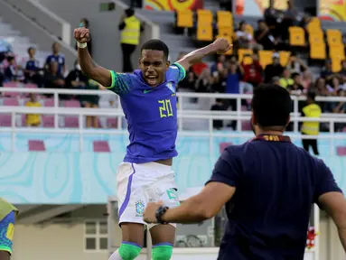 Timnas Brasil U-17 menjadi tim pertama yang memastikan lolos ke babak perempatfinal alias 8 besar setelah pada laga 16 besar mengalahkan sesama wakil Amerika Selatan, Ekuador dengan skor 3-1 dalam laga yang berlangsung panas di Stadion Manahan, Solo, Senin (20/11/2023) sore WIB. Estevao menjadi bintang kemenangan Selecao muda dengan menyumbang dua gol, ditambah satu gol lagi dari Luighi. Sementara satu-satunya gol Ekuador dicetak oleh Michael Bermudez. (Bola.com/Arief Bagus)