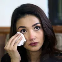 Pemeran Tsania Marwa tak kuasa menahan air matanya ketika menyaksikan foto-foto anaknya. Dalam sidang cerai Selasa,(11/7) Tsania hadir didampingi orang tua, kerabat dan kuasa hukumnya. Bukti tambahan yang sempat tertunda dibawa. (Nurwahyunan/Bintang.com)