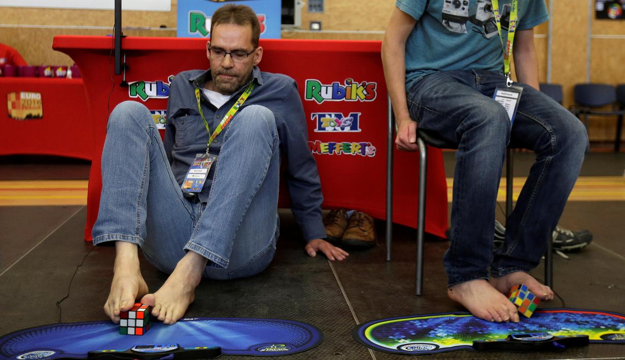 Kejuaraan Rubik Ini Suruh Pesertanya Main Rubik Gunakan Kaki - Foto Liputan6.com
