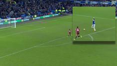 Berita video pemain Everton, Ross Barkley, lakukan selebrasi sesaat sebelum mencetak gol. This video presented by BallBall.