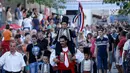 Seorang anak digendong setelah memenangkan turnamen tradisional Alka di desa Vuckovici, Kroasia, Minggu (23/8/2015). Alka adalah turnamen yang diselenggarakan setiap bulan Agustus sejak 1955. (REUTERS/Antonio Bronic)