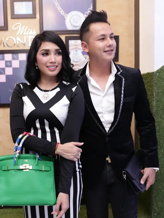 Bahkan selama 10 hari perjalanan, mereka sengaja mengosongkan pekerjaan. Agar bisa beribadah dengan khusyu pasangan ini mempercayakan urusan di Indonesia pada asistennya. (Andy Masela/Bintang.com)